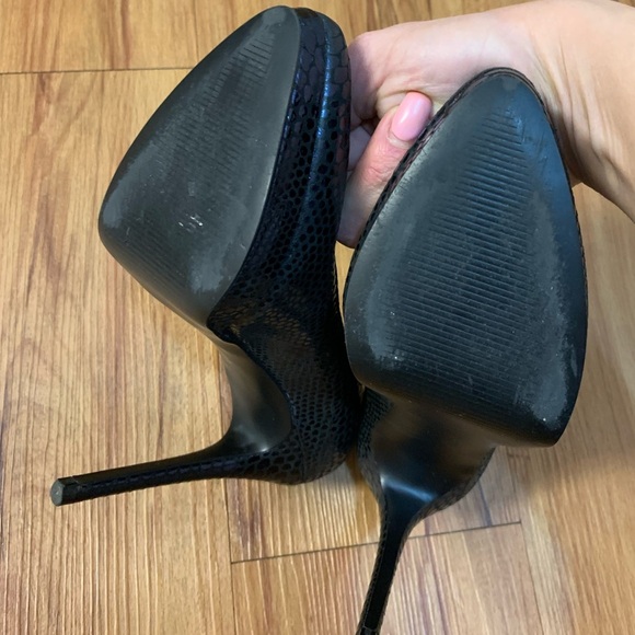 Enzo Angiolini Black Snakeskin Textured Heels - Picture 5 of 7